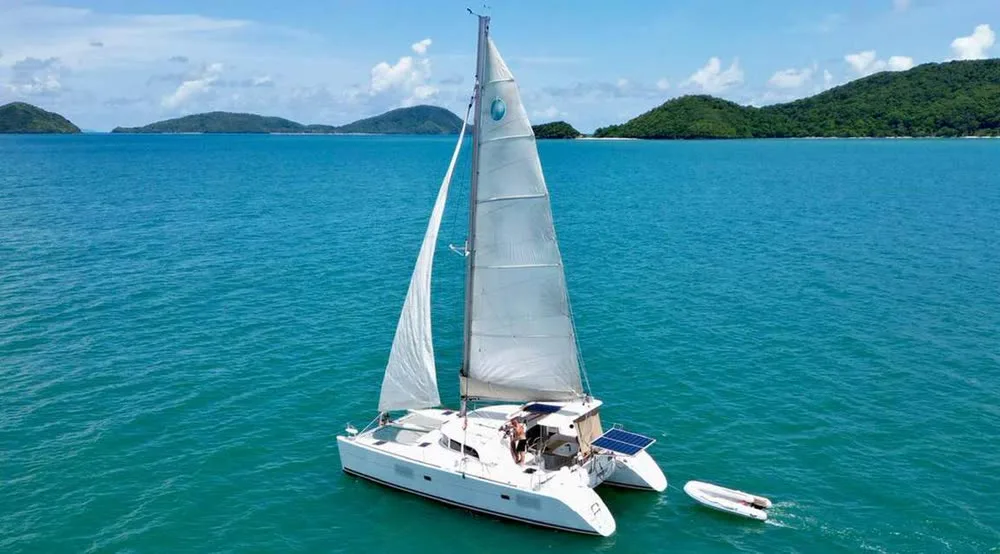 Lagoon 380 — yacht photograph 1