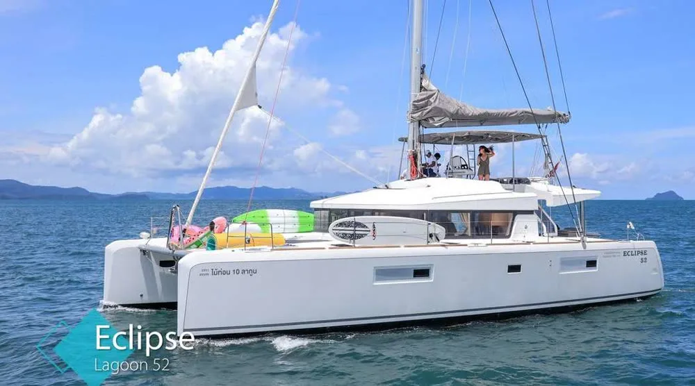 Lagoon 52F (2013) — yacht photograph 1
