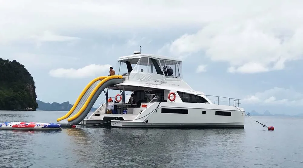Leopard 43 Powercat (2015) — yacht photograph 1