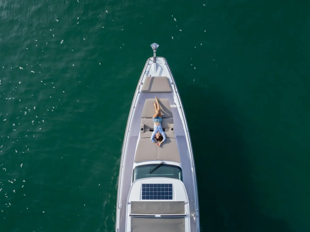 Axopar 37 — yacht photograph 2