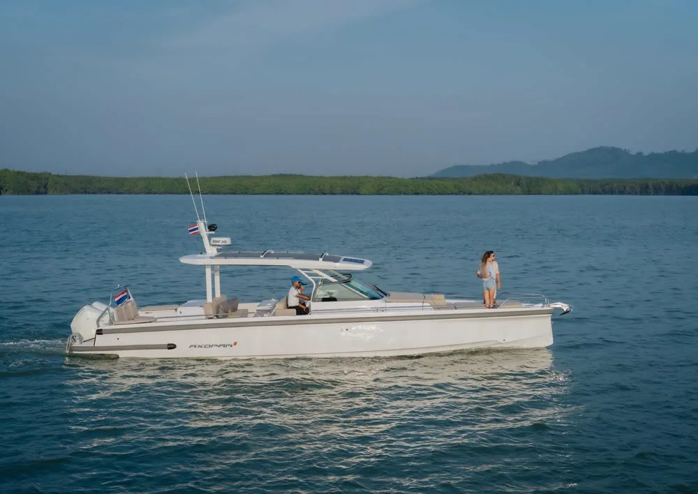 Axopar 37 — yacht photograph 1