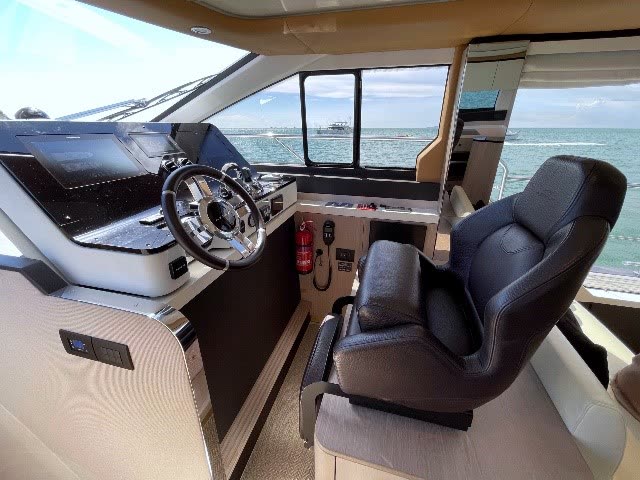 Azimut 60 · Azimut 60 Flybridge — Приватная чартерная яхта, Phuket