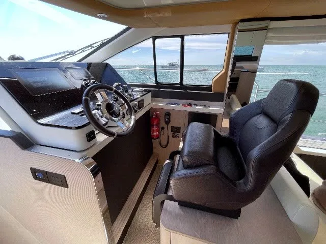 Azimut 60 · Azimut 60 Flybridge — yacht photograph 4