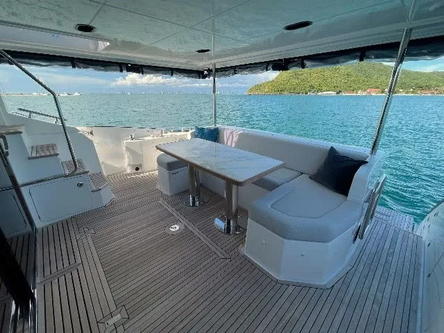 Azimut 60 · Azimut 60 Flybridge — yacht photograph 8