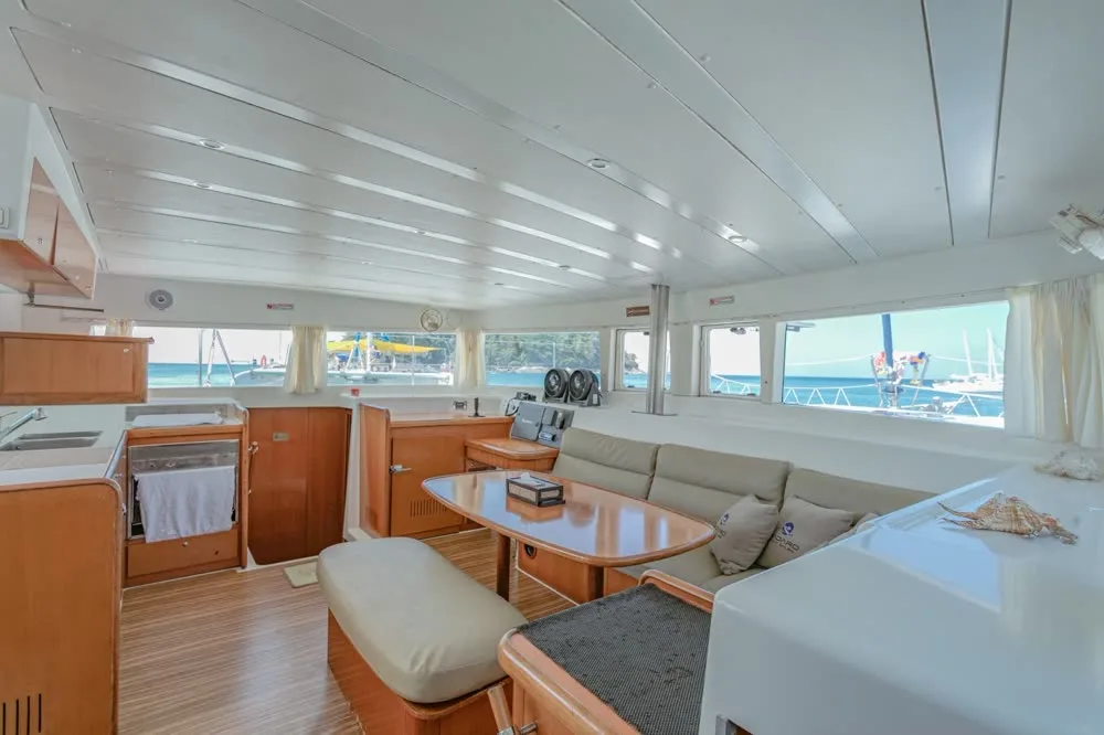 Blue Castle · Lagoon 420 — yacht photograph 3