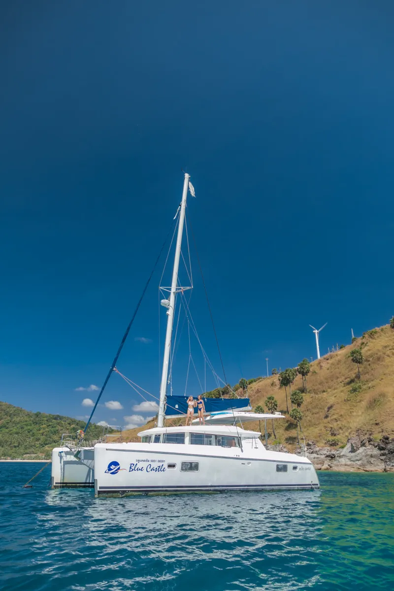 Blue Castle · Lagoon 420 — yacht photograph 7