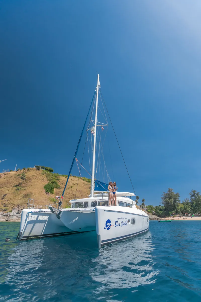 Blue Castle · Lagoon 420 — yacht photograph 8