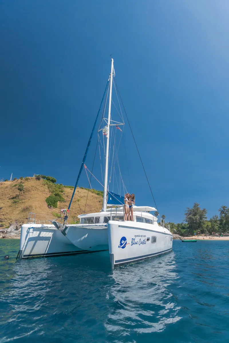 Blue Castle · Lagoon 420 — yacht photograph 1