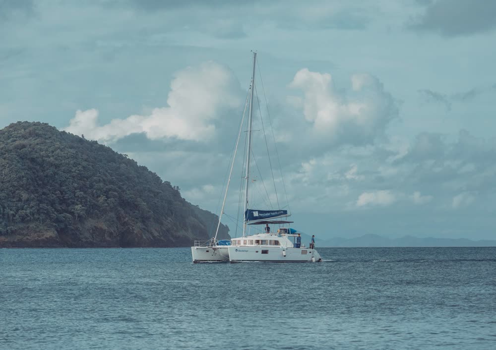 Blue Wings · Lagoon 440 — Люкс-катамаран, Phuket