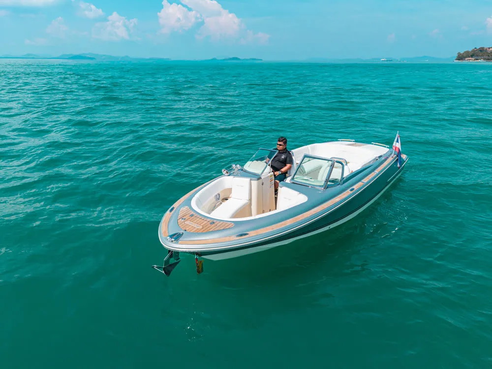 Chris Craft 27 · Chris-Craft 27 — yacht photograph 1