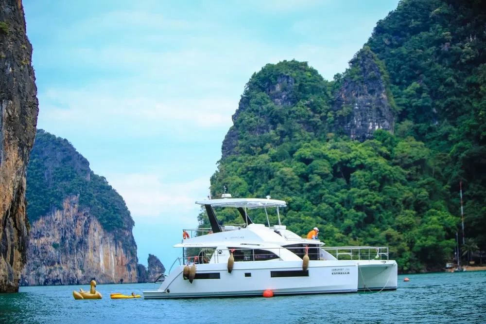 Estrella · Leopard 43 — yacht photograph 6