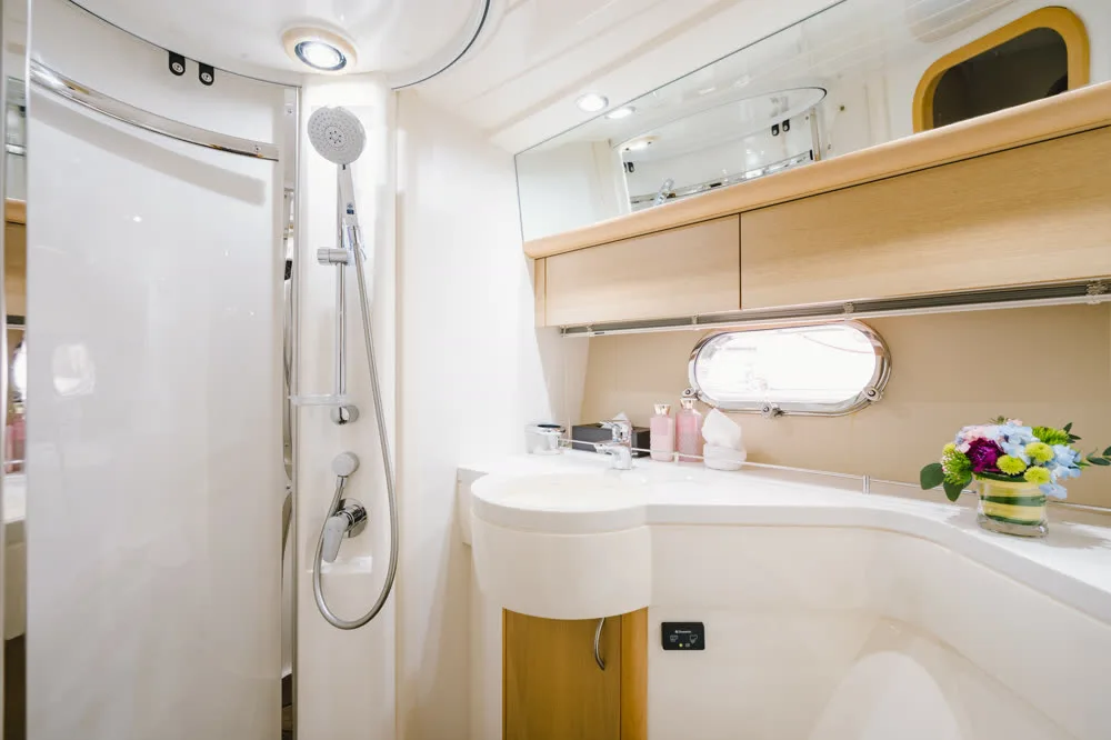 Jelly Bear · Princess 42 — yacht photograph 5