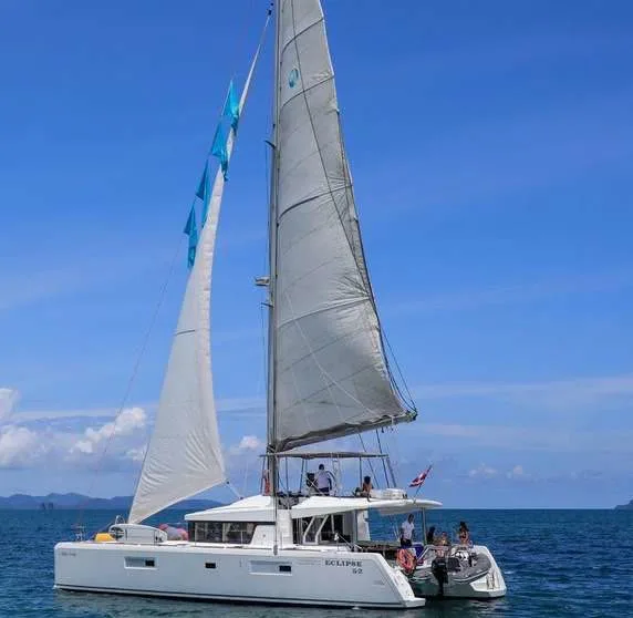 Lagoon 52F (2013) — yacht photograph 2