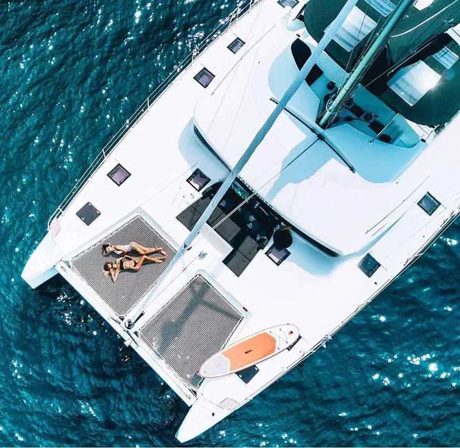 Lagoon 52F (2018) — yacht photograph 2