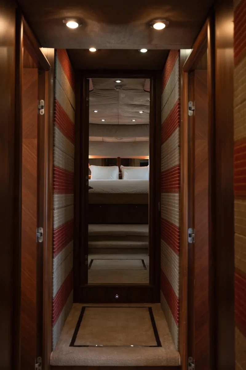 Major Affair · Sunseeker 90 — yacht photograph 6