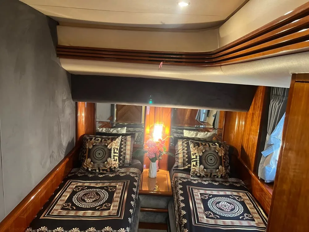 Mandala · Azimut 68 — yacht photograph 2