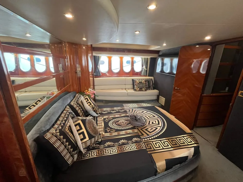 Mandala · Azimut 68 — yacht photograph 3