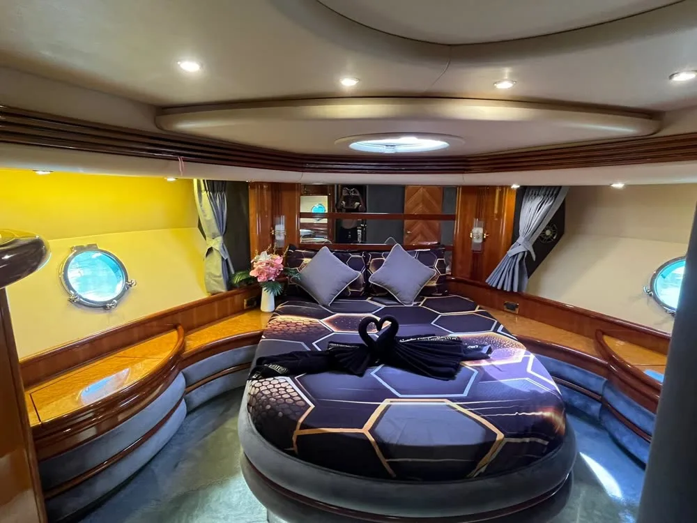 Mandala · Azimut 68 — yacht photograph 4