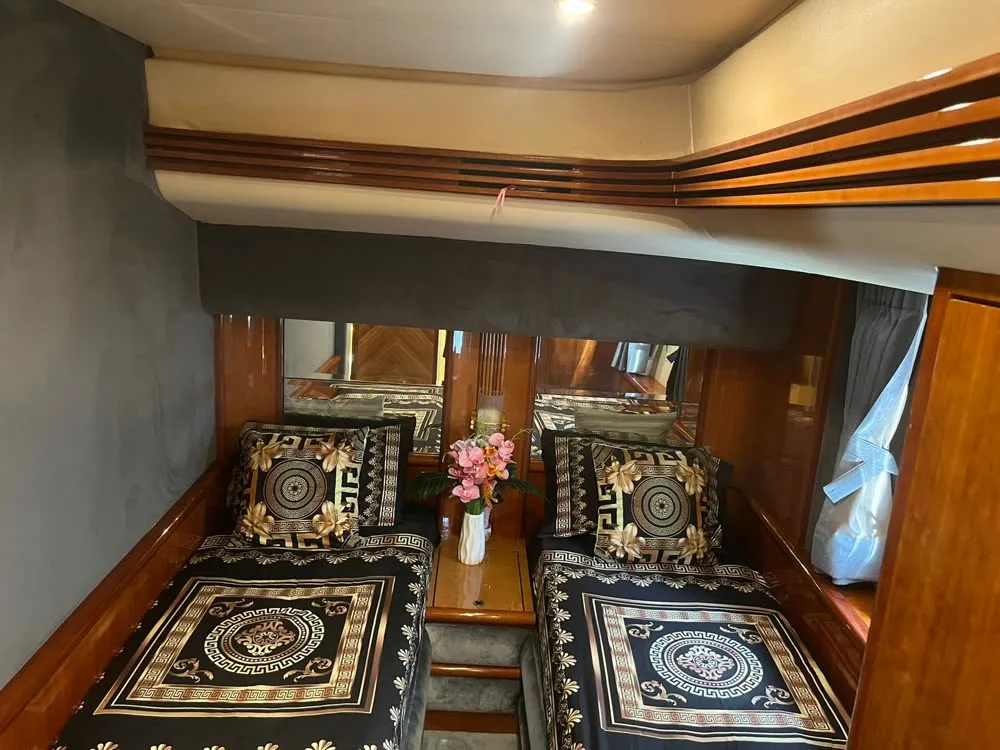 Mandala · Azimut 68 — yacht photograph 6