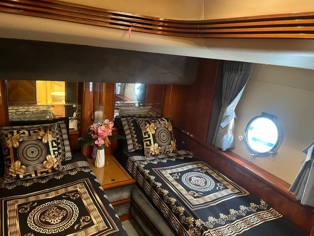 Mandala · Azimut 68 — yacht photograph 7