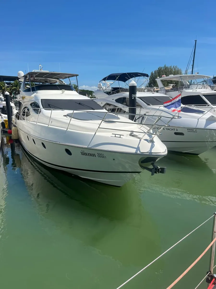 Mandala · Azimut 68 — yacht photograph 8